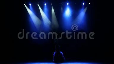 美丽的歌手带着蓝光上台。